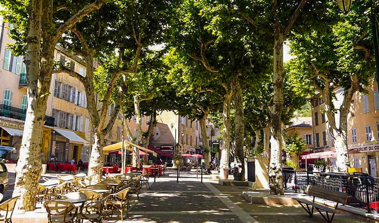 Square with bars at Cotignac 